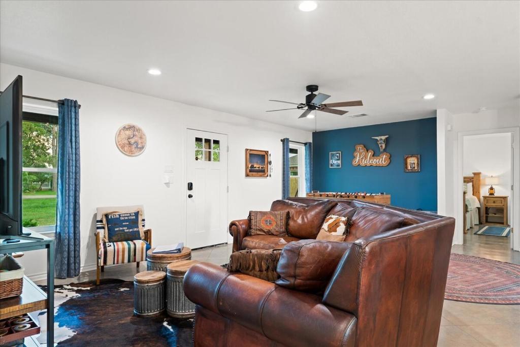 Χώρος καθιστικού στο Lakefront! Kayaks, Hot Tub, Foosball, Fire Pit