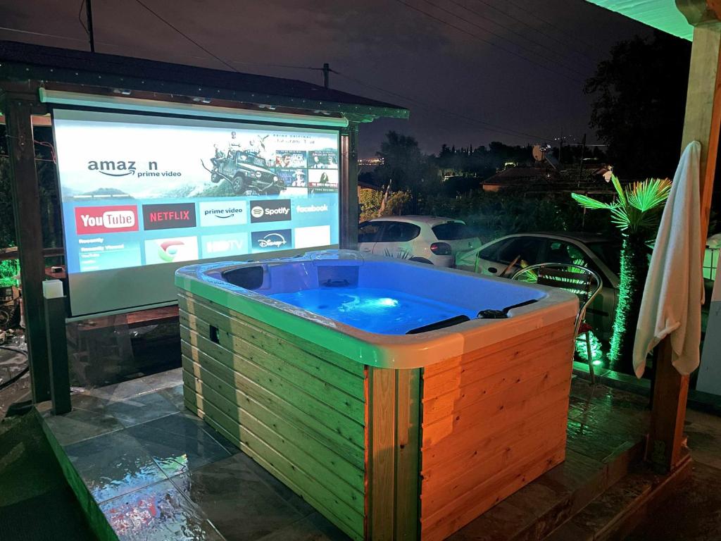 アギア・トリアダにあるTropical Paradise VIP houseのスクリーンの前の大きな温水浴槽