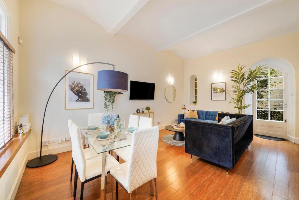 ロンドンにあるElegant 3BR Mews House with Parking in Westminsterのソファとテーブルのあるリビングルーム