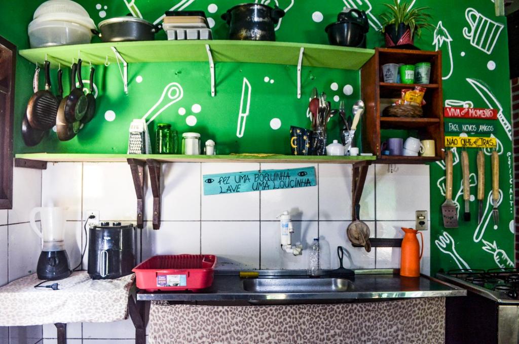 Een keuken of kitchenette bij Quarto Golfinhos - Masculino