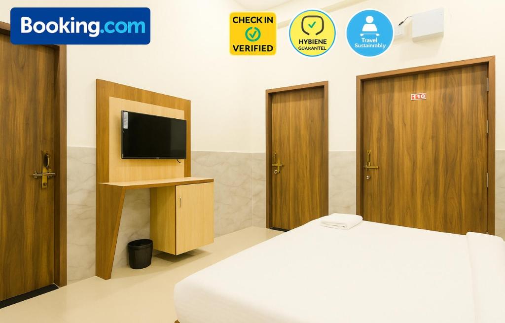 TV a/nebo společenská místnost v ubytování Hotel Near Prem mandir -The Elite RK Residency -Best Selling Boutique Property