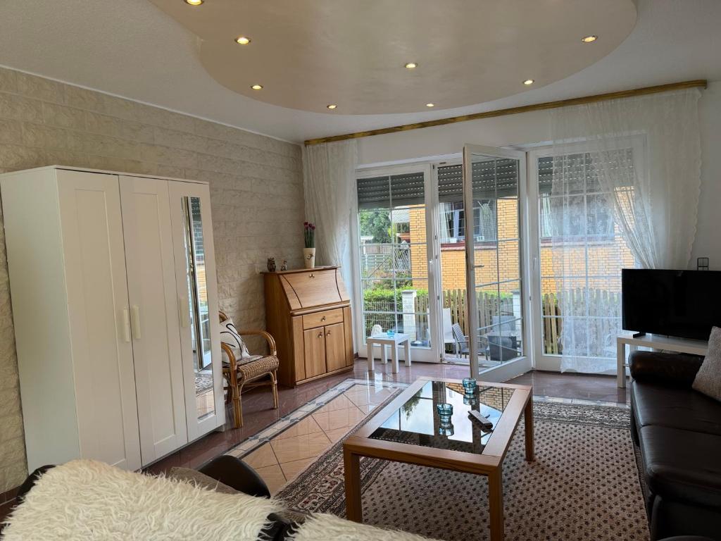 Una sala de estar con un sofá y una mesa de café. en Ferienwohnung 2 mit Garten, en Hannover