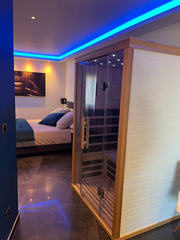 Zimmer mit einer Glasschiebetür und einem Bett in der Unterkunft La parenthèse dorée in Les-Pennes-Mirabeau