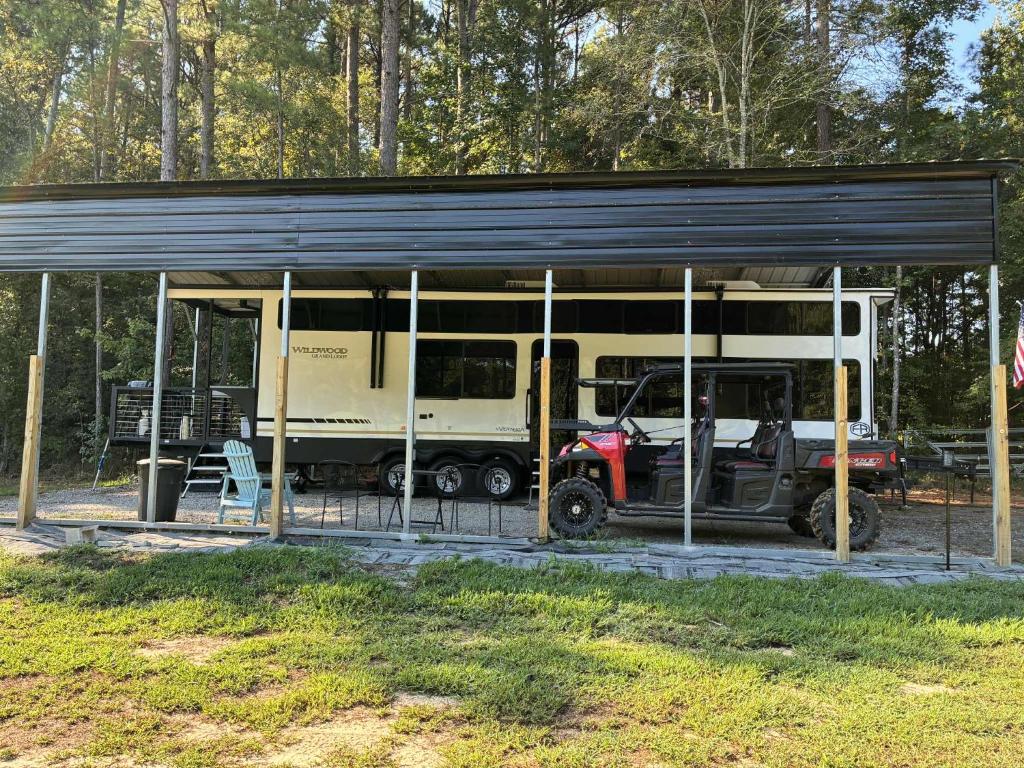un garaje con un jeep aparcado en él en Hurricane Hideaway, en Farmerville