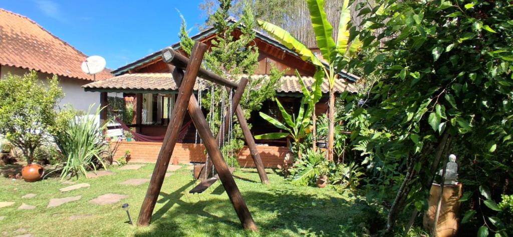una escultura en el patio de una casa en Chalé da Bruxa, en Visconde De Maua