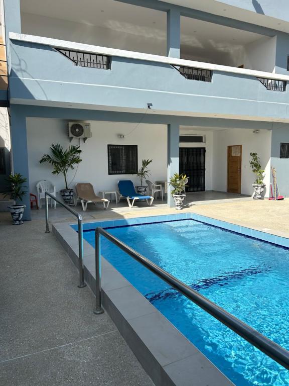 Bazén v ubytování Villa mamisco 4 chambres 15 minutes de Saly centre nebo v jeho okolí