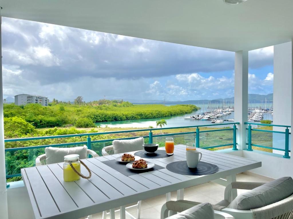 Μπαλκόνι ή βεράντα στο BnB MARTINIQUE, sejour Caraibes en 1ere ligne, marina Fort de France