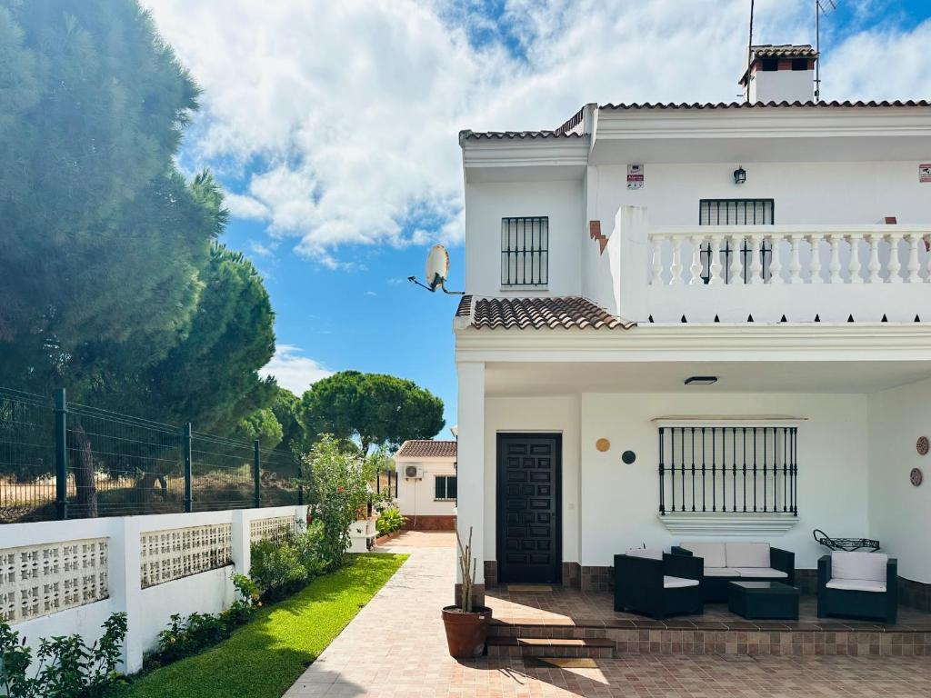 マサゴンにあるCasa FANDANGO Pinar y Marの白い家(パティオ、フェンス付)