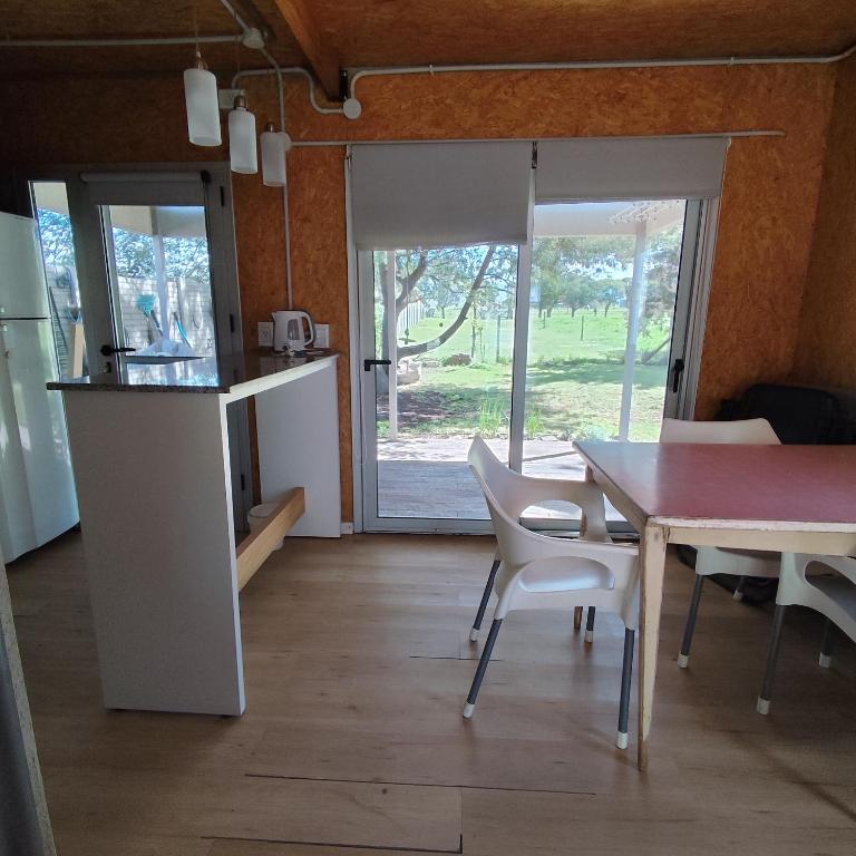 SaldungarayにあるEl Aromoのテーブルと椅子のあるキッチンとダイニングルーム