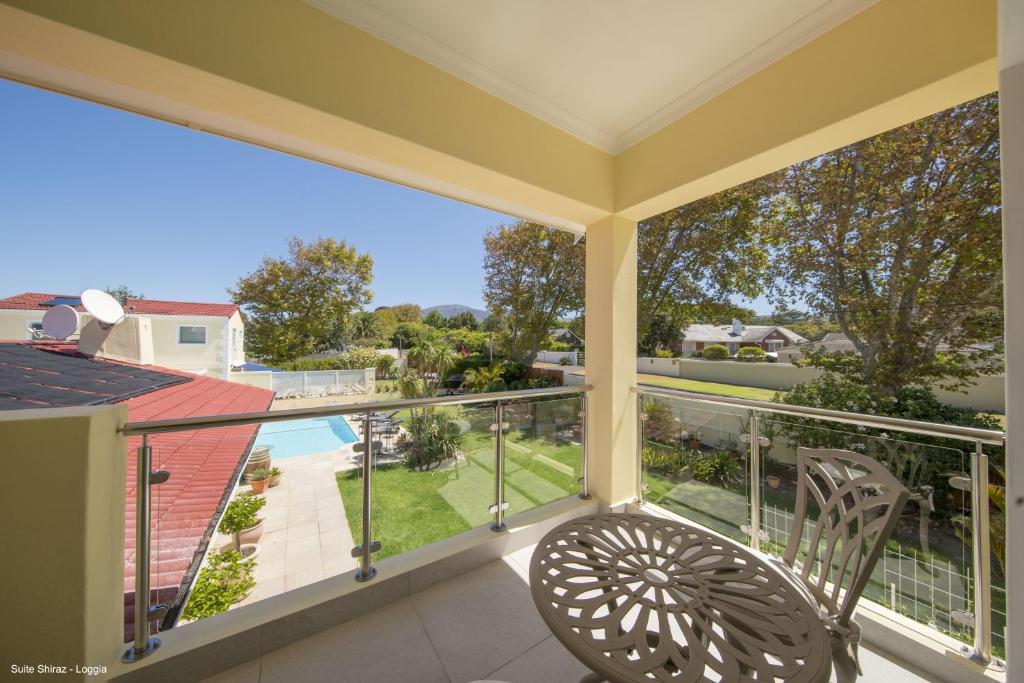 ein Balkon mit Blick auf den Hof in der Unterkunft Suite Shiraz in Meadowridge