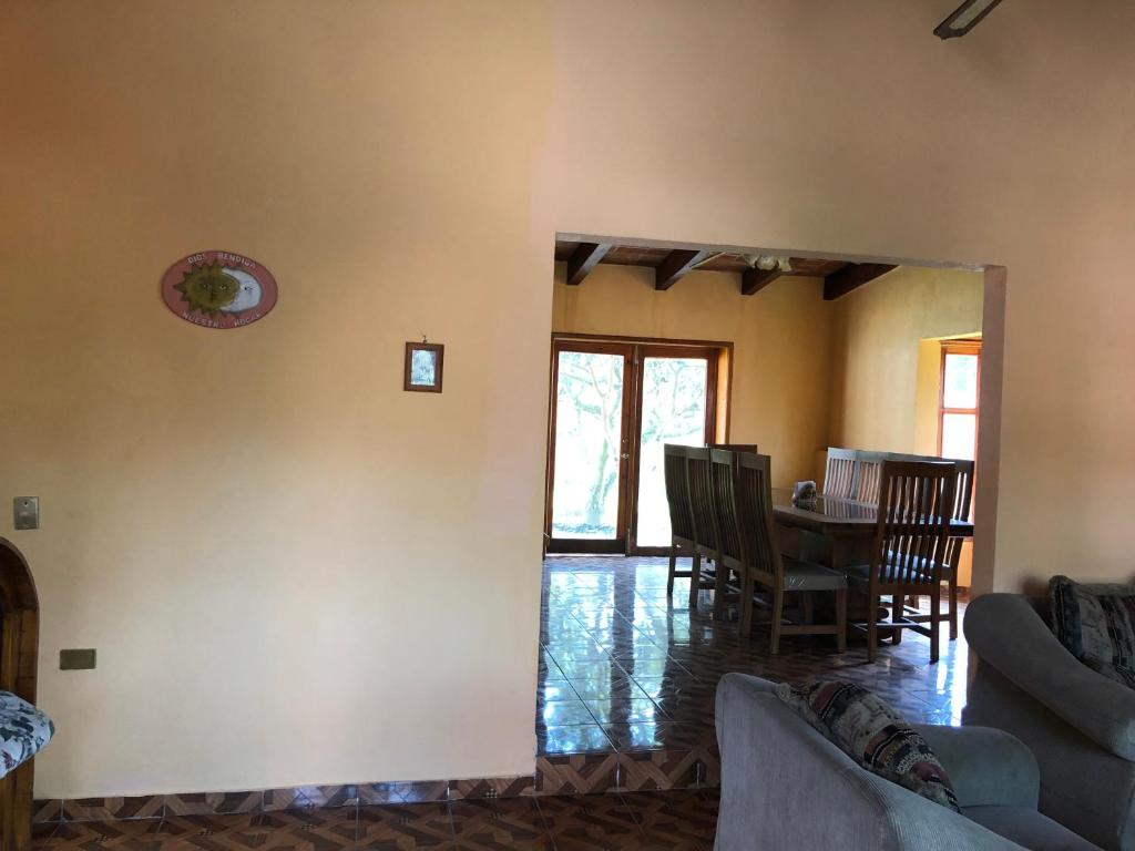a living room with a table and chairs at villa de descanso y convivió familiar en Nepantla in Nepantla de Sor Juana Inés de la Cruz