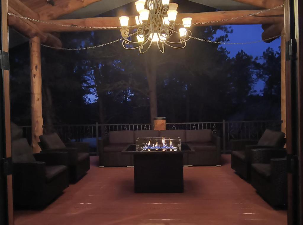 a room with couches and a table with glasses on it at Cherry on top lodge in Custer