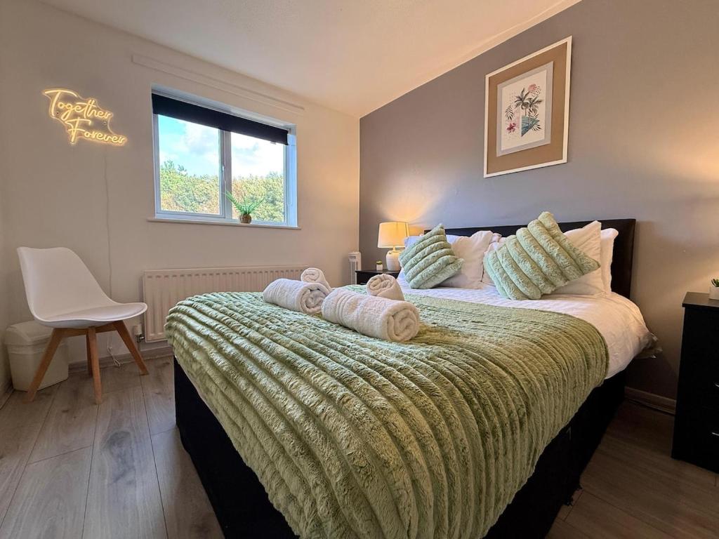 Un pat sau paturi într-o cameră la Beautiful 5-Bed East Sussex Home with Hot Tub