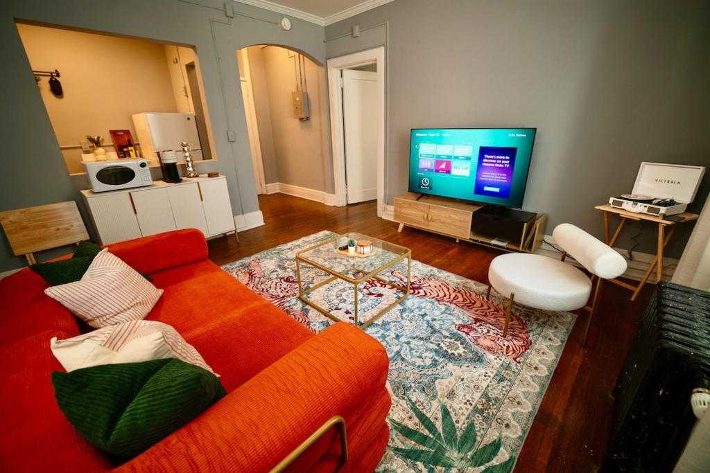 TV a/nebo společenská místnost v ubytování Uptown Funk Getaway with Parking & Walk To Stadiums, Nightlife