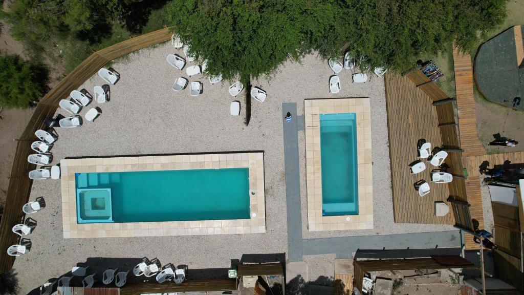 an overhead view of a pool with a group of tables and chairs at Domos Mare - Glamping frente al Mar in Quequén