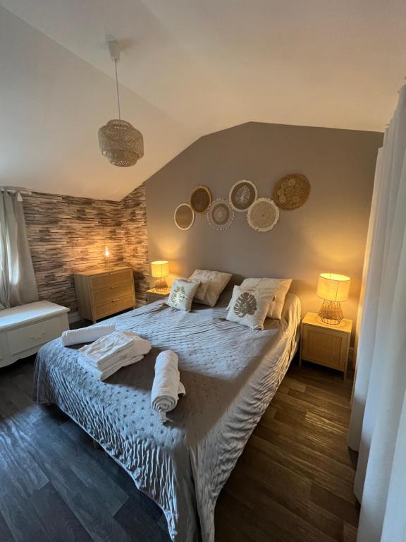 Postel nebo postele na pokoji v ubytování Lalyne- Maison de charme à Trouville sur mer