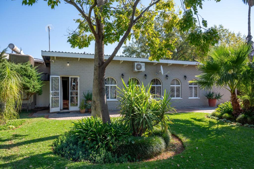 Κήπος έξω από το The Palms Guest House