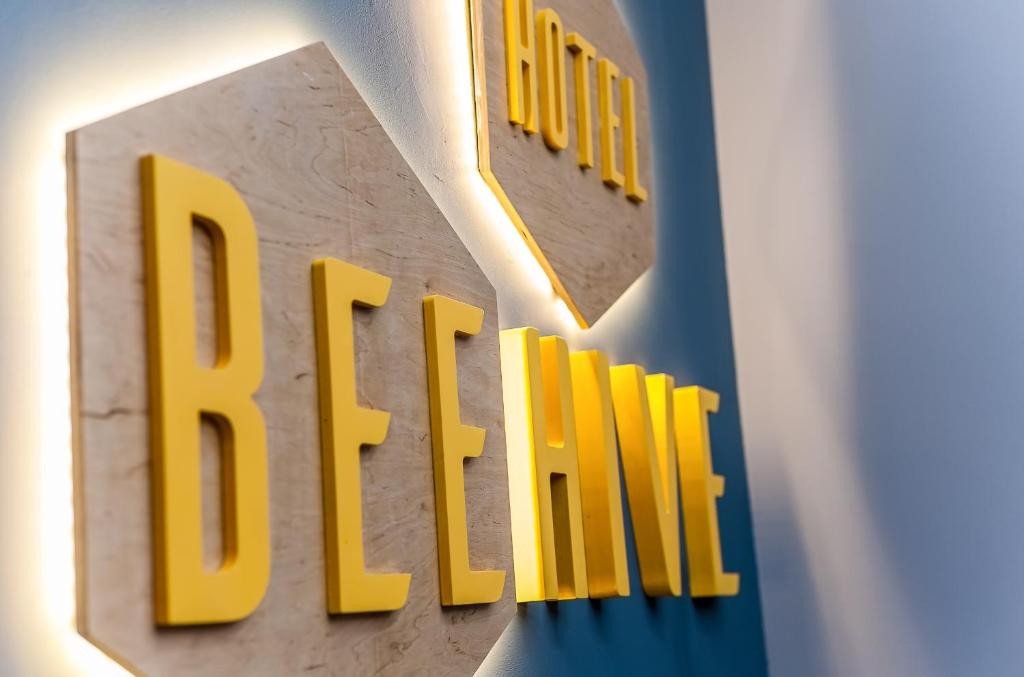 Certifikát, hodnocení, plakát nebo jiný dokument vystavený v ubytování Beehive Hotel