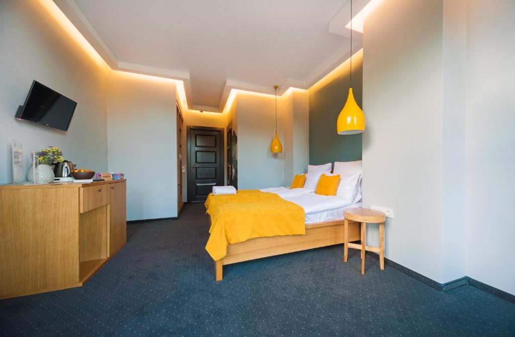 Postel nebo postele na pokoji v ubytování Beehive Hotel