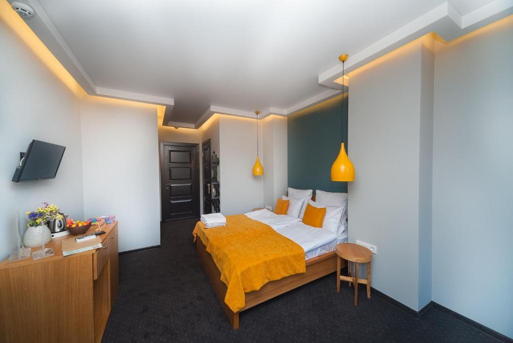Postel nebo postele na pokoji v ubytování Beehive Hotel