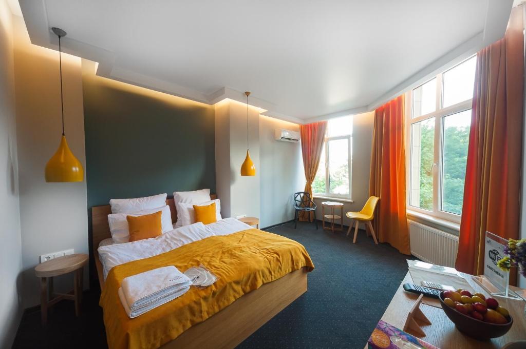 Postel nebo postele na pokoji v ubytování Beehive Hotel