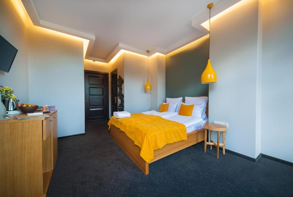 Postel nebo postele na pokoji v ubytování Beehive Hotel