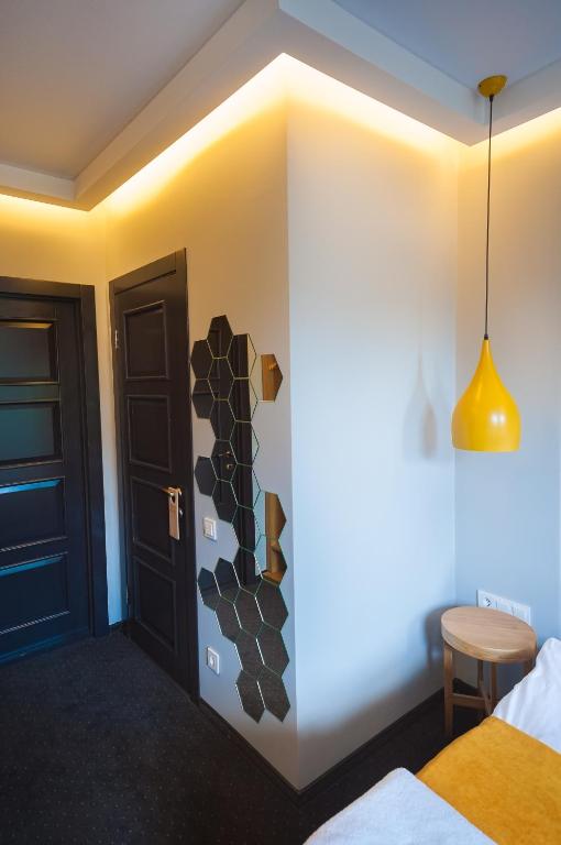 Postel nebo postele na pokoji v ubytování Beehive Hotel