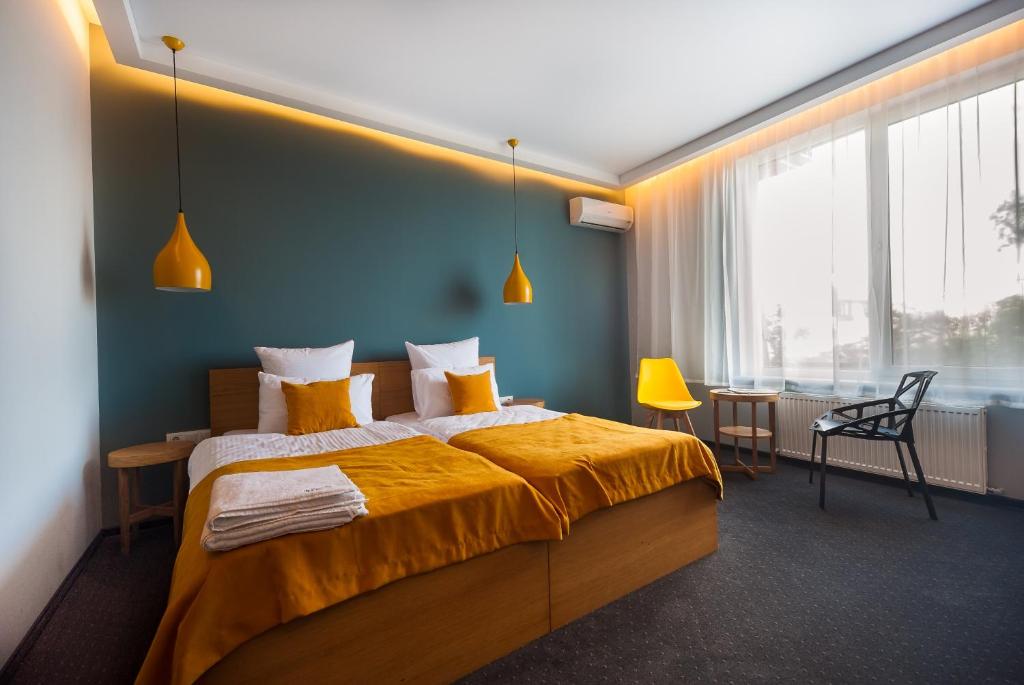 Postel nebo postele na pokoji v ubytování Beehive Hotel