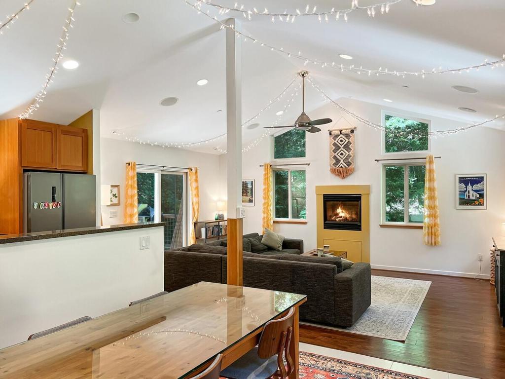 Η κουζίνα ή μικρή κουζίνα στο Cozy cabin deep in the redwoods with WiFi and Hot Tub