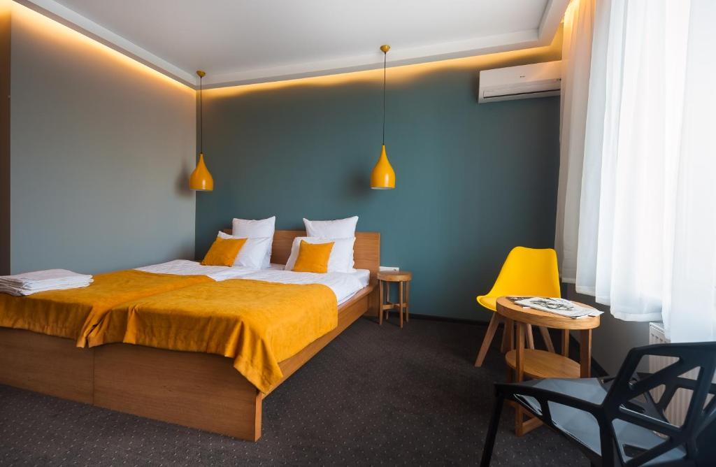 Postel nebo postele na pokoji v ubytování Beehive Hotel