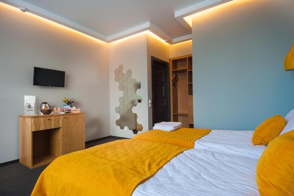 Postel nebo postele na pokoji v ubytování Beehive Hotel