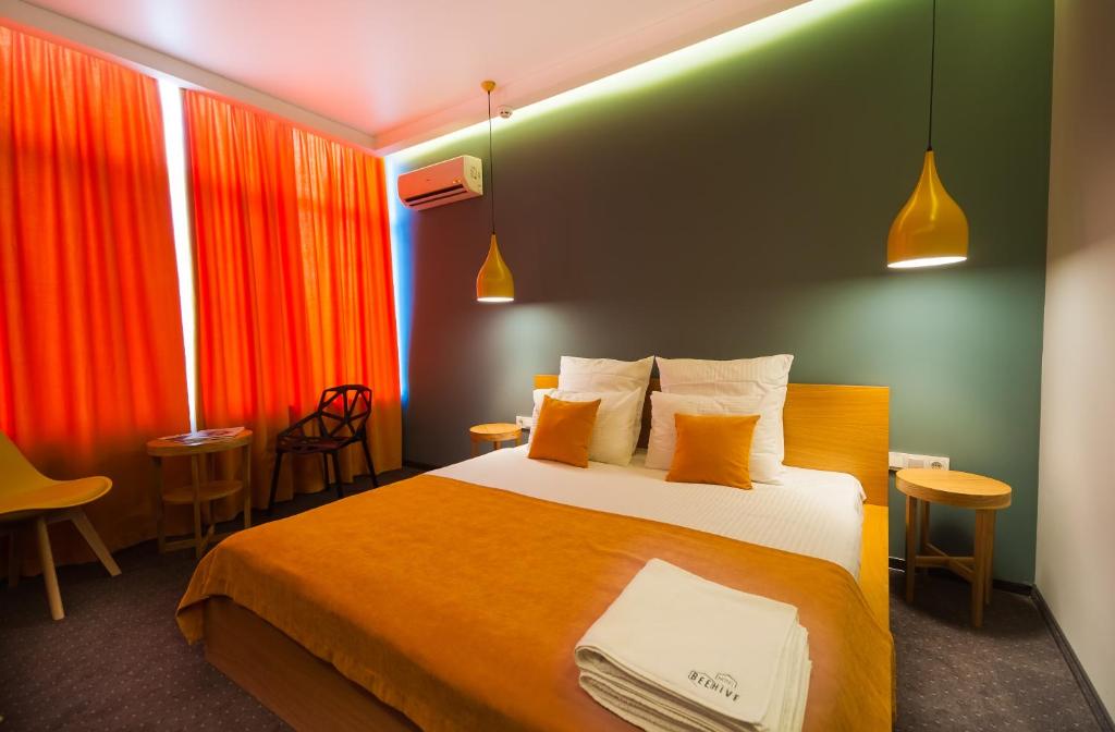 Postel nebo postele na pokoji v ubytování Beehive Hotel