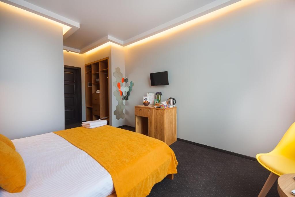 Postel nebo postele na pokoji v ubytování Beehive Hotel