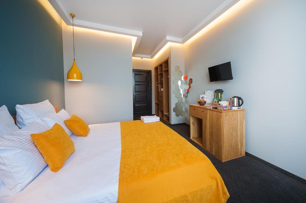 Postel nebo postele na pokoji v ubytování Beehive Hotel