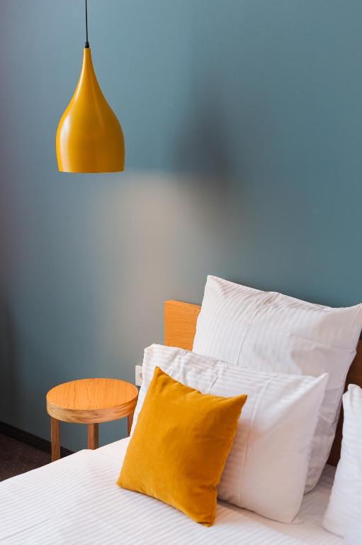 Postel nebo postele na pokoji v ubytování Beehive Hotel