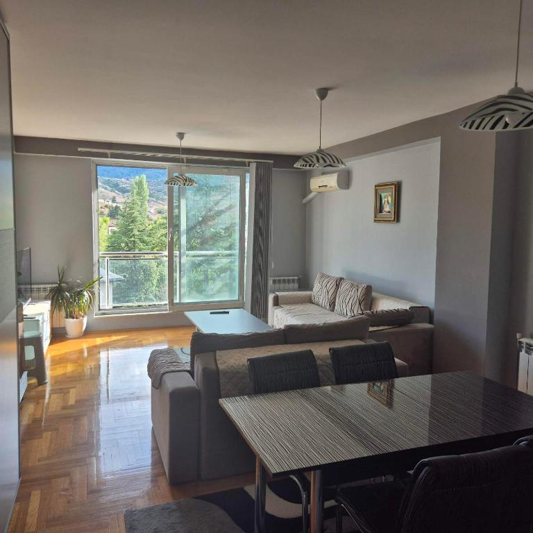 un soggiorno con un divano e un tavolo di Eleni Apartment a Bitola