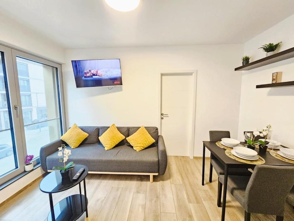 ルクセンブルクにあるLuxury 1 BR flat with parkingのソファとテーブルのあるリビングルーム