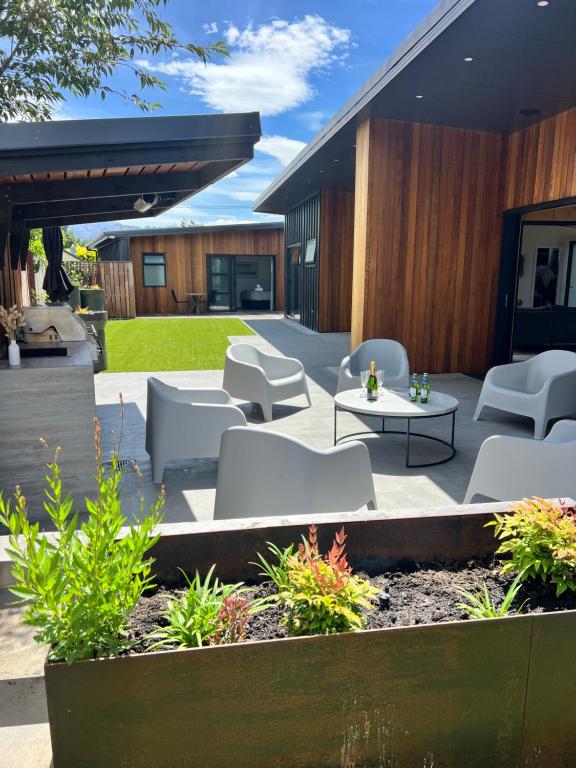 Χώρος καθιστικού στο Modern Retreat, Outdoor BBQ, 4BR in Central Twizel