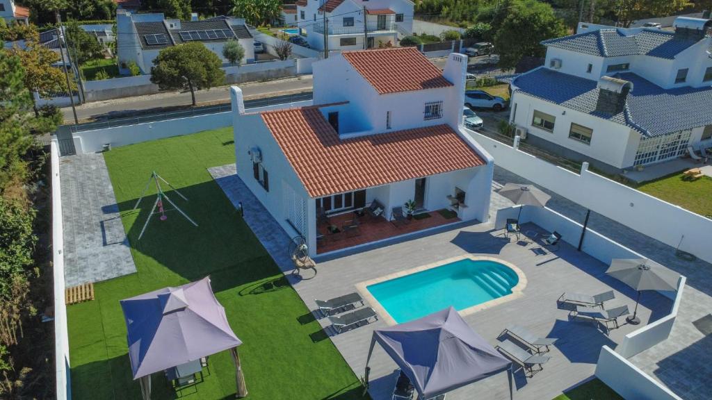 an aerial view of a house with a swimming pool at Marisol Village in Corroios