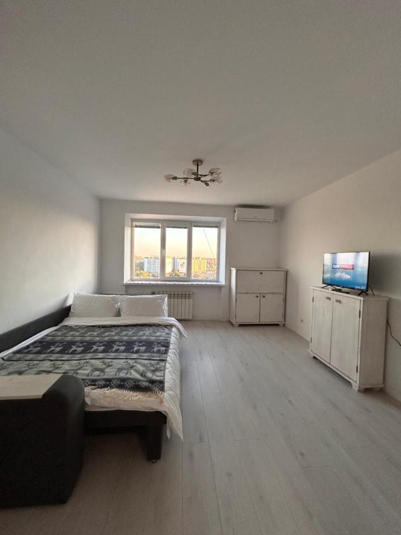 Ένα ή περισσότερα κρεβάτια σε δωμάτιο στο A Living Room Двокімнатна квартира біля Макдональдса Безконтактне заселення