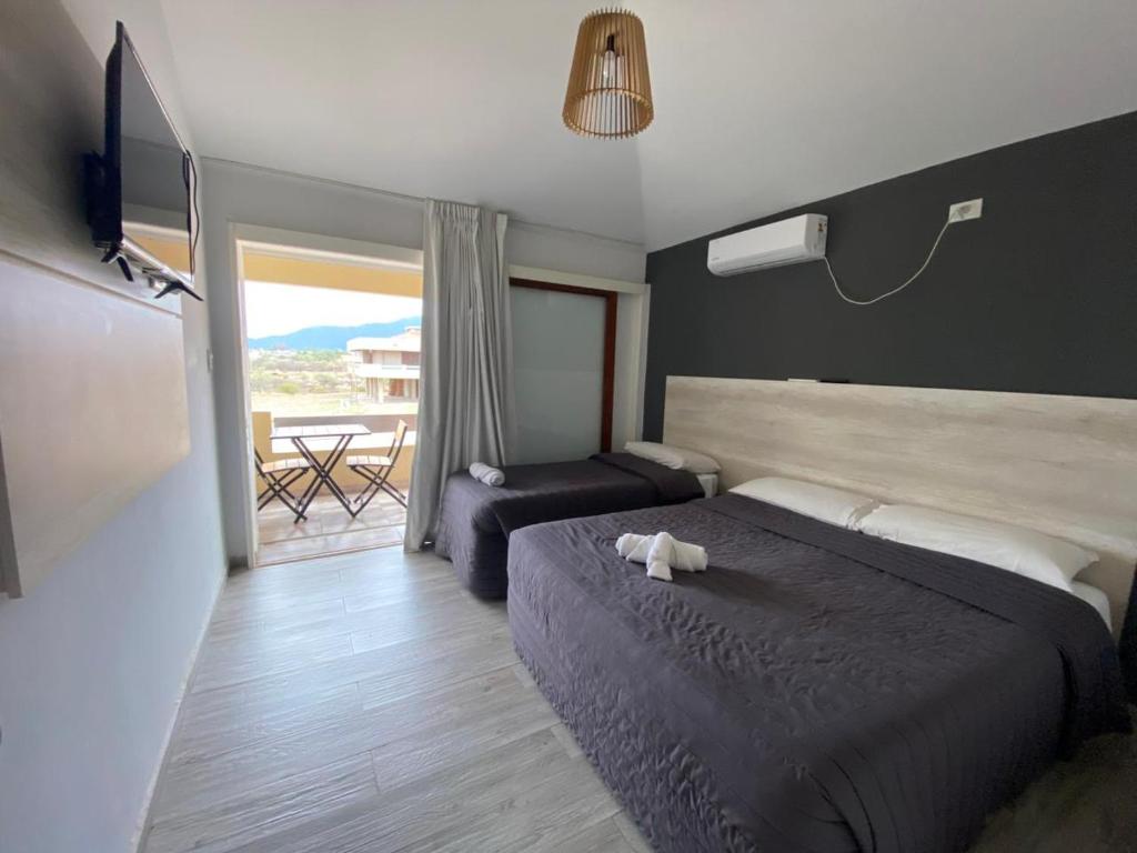 Un dormitorio con una cama y un balcón con una mesa. en Complejo Chaya, en La Rioja