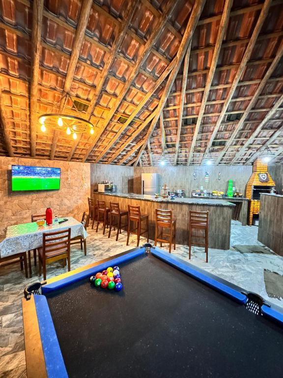 a pool table in a room with a bar at Pousada JV Para-tí in Paraty