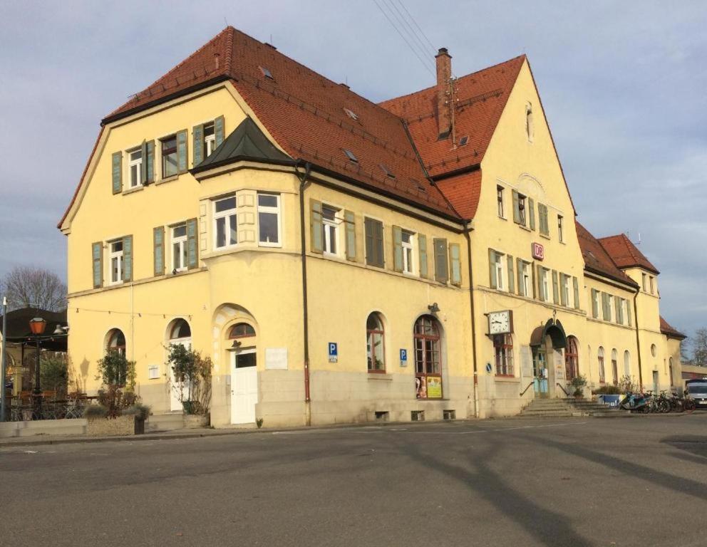 un gran edificio amarillo con techo rojo en HOTEL Bahnhof Balingen, en Balingen