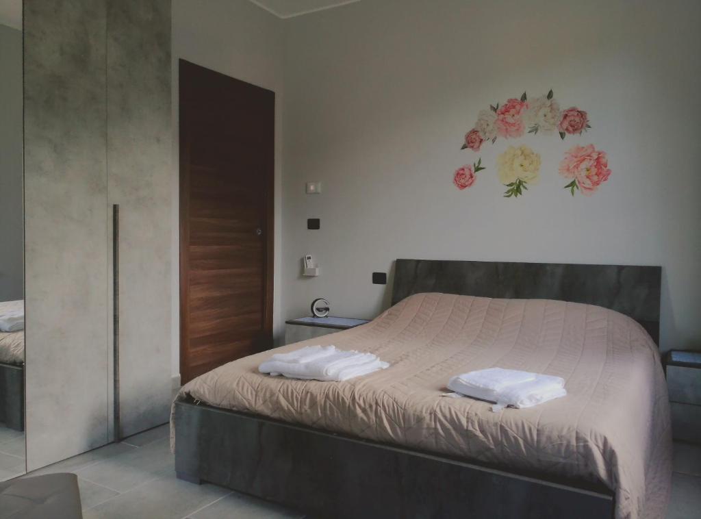a bedroom with a bed with two towels on it at Apartment Narzole LanghExplorer in Narzole