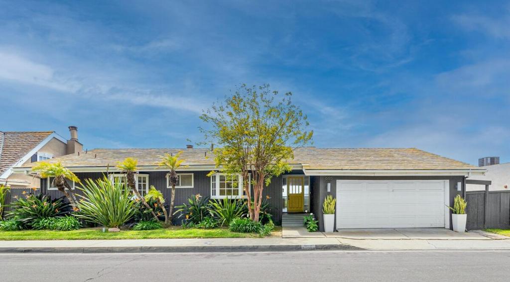 una casa negra con un garaje blanco en Tahiti Paradise in Laguna Beach, en Laguna Beach