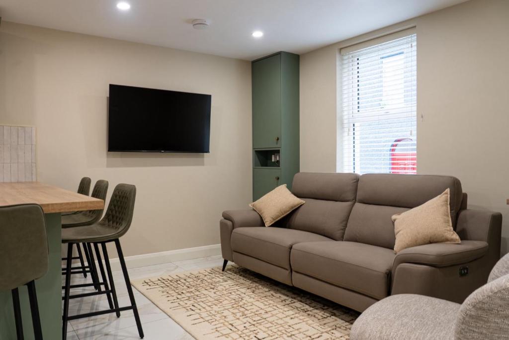 TV a/nebo společenská místnost v ubytování The Walled City Luxury Townhouse