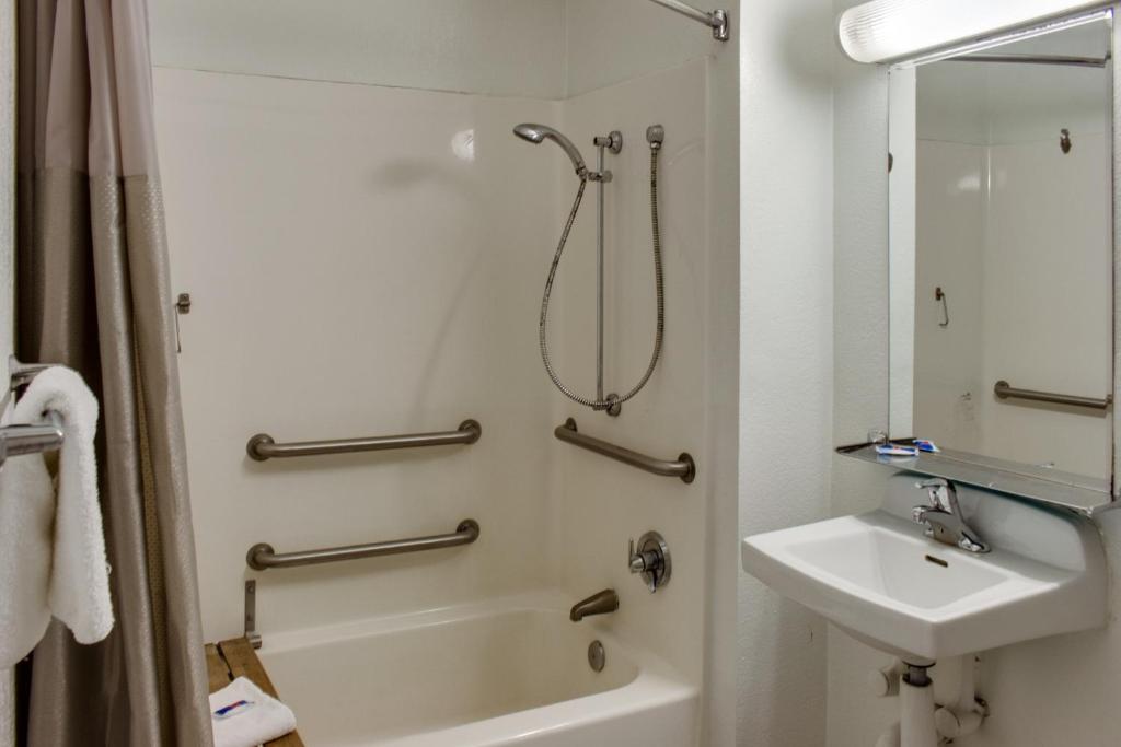 Motel 6-Bakersfield, CA - South - Double Room - Disability Access