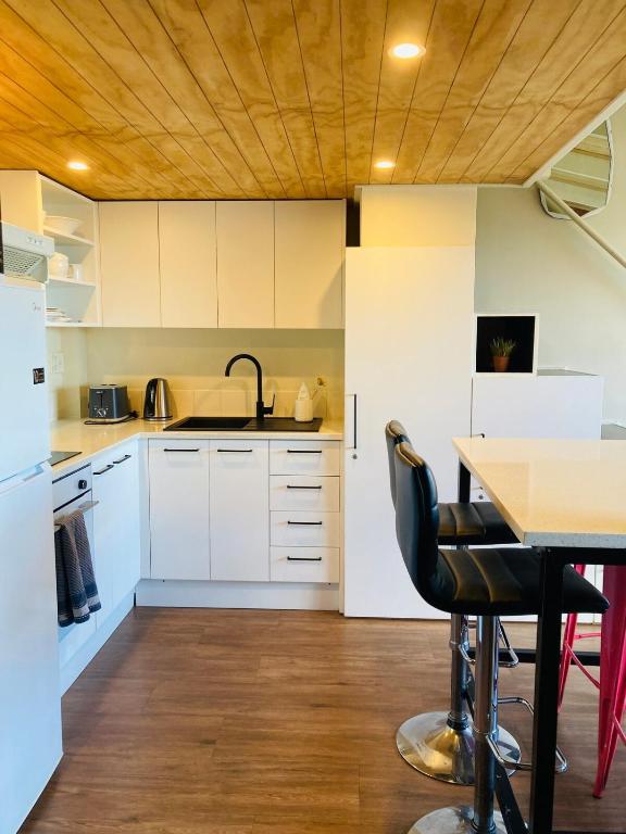 Nautical Loft, Free Carpark, Wifi and Netflix - Resim 4