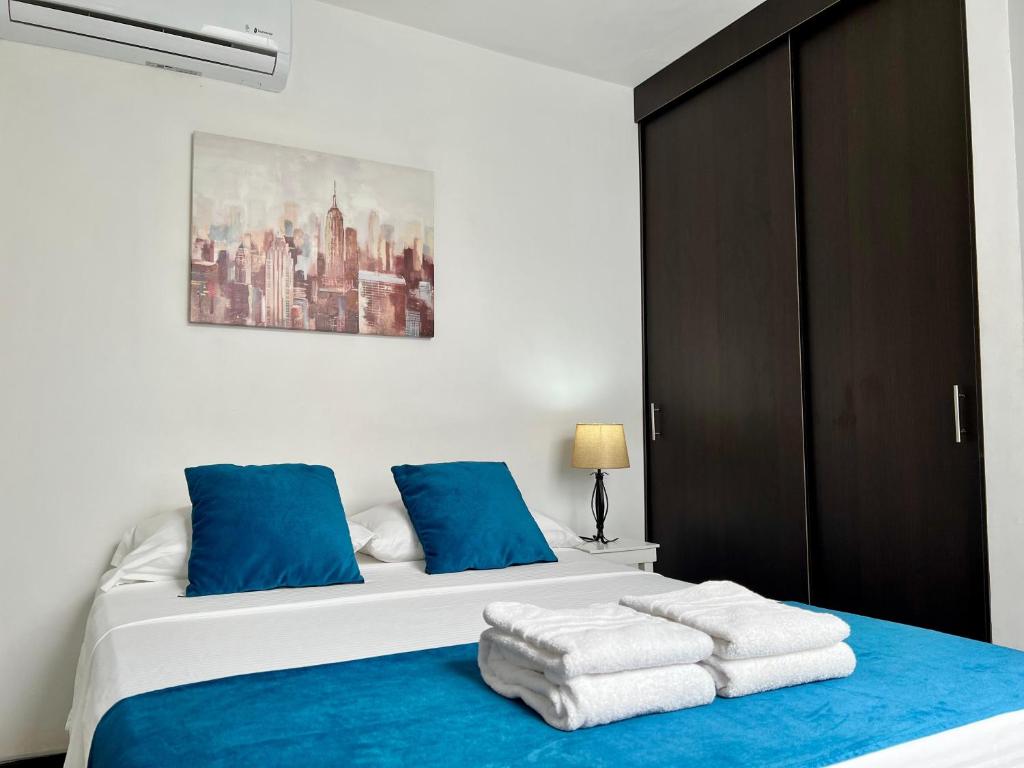 Postel nebo postele na pokoji v ubytování Nawi habitación privada con aire y wifi