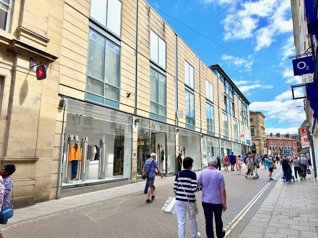 a group of people walking down a street at York City Centre 2 Bed Flat with Views - Steps from Christmas Market in York